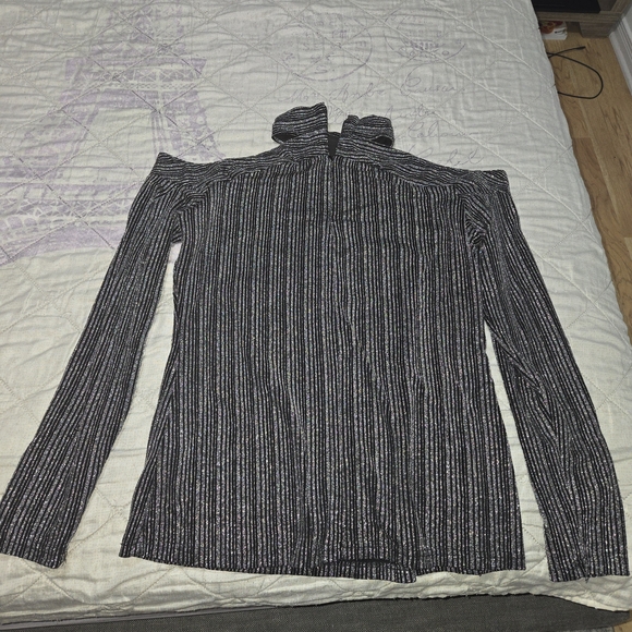 Le Chateau Shimmering Black and Silver Top - Picture 1 of 2